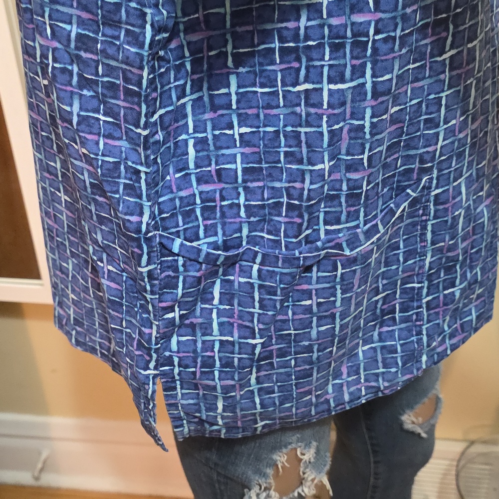 Blue Patterned V-Neck Scrub Top - Picture 4 of 7